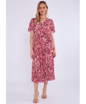 Mejora tu vestuario para salir con nuestro vestido midi plisado con estampado animal rosa. Su favorecedora silueta envolvente y su diseño plisado aportan un encanto femenino a cualquier look. Perfecto para salir por la noche, este vestido te hará destacar con estilo.