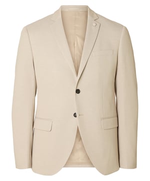 Dieses Sakko für Herren überzeugt mit einer schmalen Passform und einem eleganten, modernen Schnitt. Das fallende Revers verleiht dem Design eine klassische Note und sorgt für einen stilvollen Auftritt. Einreihig gearbeitet und mit zwei Knöpfen ausgestattet, bietet es eine zeitlose Silhouette. Die beiden Pattentaschen ergänzen das stilvolle Gesamtbild und bieten funktionale Details. Am Rücken sorgt ein doppelter Schlitz für optimale Bewegungsfreiheit und einen perfekten Sitz. Zierknöpfe am Ärmelabschluss runden das Design mit feinem Tailoring-Flair ab. Die hochwertige Verarbeitung steht für Qualität und Langlebigkeit. Vielseitig kombinierbar – ob zu formellen Anlässen oder im Business-Alltag. Dieses Sakko bringt Eleganz und Stil in jeden Kleiderschrank. Ein echtes Essential für einen souveränen Auftritt.