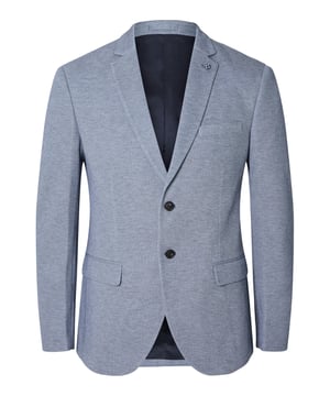 Dieses Sakko für Herren überzeugt mit einer schmalen Passform und einem eleganten, modernen Schnitt. Das fallende Revers verleiht dem Design eine klassische Note und sorgt für einen stilvollen Auftritt. Einreihig gearbeitet und mit zwei Knöpfen ausgestattet, bietet es eine zeitlose Silhouette. Die beiden Pattentaschen ergänzen das stilvolle Gesamtbild und bieten funktionale Details. Am Rücken sorgt ein doppelter Schlitz für optimale Bewegungsfreiheit und einen perfekten Sitz. Zierknöpfe am Ärmelabschluss runden das Design mit feinem Tailoring-Flair ab. Die hochwertige Verarbeitung steht für Qualität und Langlebigkeit. Vielseitig kombinierbar – ob zu formellen Anlässen oder im Business-Alltag. Dieses Sakko bringt Eleganz und Stil in jeden Kleiderschrank. Ein echtes Essential für einen souveränen Auftritt.