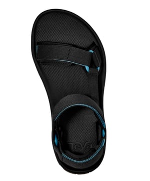 Wie graag comfortabel en ongecompliceerd onderweg is, maakt met de Hydratrek sandaal van Teva een uitstekende keuze. Deze sandaal overtuigt met een goede grip, doordachte constructie en een alom betrouwbaar draaggevoel – zelfs op vochtige, onveilige paden of bij het oversteken van beken. Het gripvaste voetbed en de speciaal ontwikkelde zool met een hoog recyclepercentage zorgen voor uitstekende stabiliteit, terwijl de lichte tussenzool zorgt voor aangename demping zonder te verzwaren. De robuuste, snel drogende banden zitten comfortabel om de voet en bieden met de eenvoudig verstelbare klittenbandsluiting een perfecte, stabiele fixatie. Deze sandaal is daarmee niet alleen ideaal voor zomerse trekkingtochten en reizen, maar ook een sterk statement voor duurzame functionaliteit en modern outdoor-comfort.