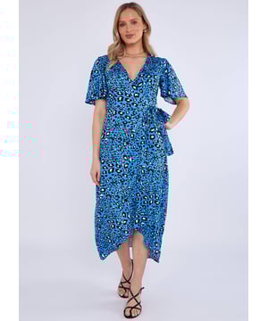 Laat je van je wilde kant zien met onze Blue Animal Print Viscose Wrap Midi Dress. Deze jurk is gemaakt van lichtgewicht, zachte viscose en heeft een flatterend wikkelontwerp en een trendy dierenprint. Perfect voor elke gelegenheid, voeg deze jurk toe aan je garderobe en onderscheid je moeiteloos van de massa.