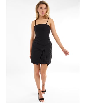 Entfesseln Sie Ihren mühelosen Stil mit unserem Tall Woven Pleated Detail Mini Dress. Dieses Kleid ist mit einem stilvollen Plissee-Detail versehen, das Ihrem Look Dimension verleiht. Der gewebte Stoff ist bequem und perfekt für jeden Anlass. Erhöhen Sie Ihre Garderobe mit diesem schicken und bequemen Kleid.