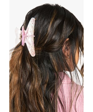 Striking starfish design with sparkling diamante embellishments
        Secure claw clip mechanism for effortless styling
        Textured detailing mimicking natural starfish features
        Generous size perfect for securing medium to thick hair
        Versatile accessory that adds a touch of coastal charm to any look
    
    Transform your tresses with this eye-catching diamante starfish claw clip from Boohoo. The perfect companion for beach days and summer getaways, this statement hair accessory brings coastal vibes to your everyday style. Secure half-up styles with ease or twist your hair into a casual updo for instant seaside sophistication. The sparkling diamante details catch the light beautifully, adding a subtle shimmer to your look whether you're lounging by the pool or enjoying sunset cocktails. Pair with flowing maxi dresses and sandals for daytime beach club chic, or use to accent loose waves for evening resort dining. This versatile clip works wonderfully with both casual and dressed-up holiday ensembles, making it an essential addition to your summer accessories collection.