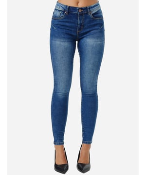 •Moderne & zeitlose Damen Jeanshose von Tazzio

•Passform: Push Up / Skinny Fit
•Verschluss: Reißverschluss
•5-Pocket Stil
•Stretchanteil für eine optimale Passform
•Knöpfe mit Logoprägung
•Hochwertiges Material & bequem zu tragen
•Ideale Damen Jeans das ganze Jahr