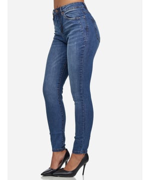 •Moderne & zeitlose Damen Jeanshose von Tazzio

•Verschluss: Reißverschluss (verdeckter Zip Fly)
•Hosentaschen: Eingrifftaschen, Coinpocket, Gesäßtaschen
•5-Pocket-Style
•Stretchanteil für eine optimale Passform
•Gürtelschlaufen
•Unifarben
•Ton-in-Ton-Nähte
•Hochwertiges Material & bequem zu tragen
•Ideale Damen Jeans das ganze Jahr

Passform
•Passform: Skinny Fit (High Waist)
•Länge: Knöchellang
•Leibhöhe: hoch

Material & Pflege
•Material Oberstoff: 68 % Baumwolle, 30 % Polyester, 2 % Elasthan
•Materialkonstruktion: Denim/Jeans
•Elastizität: Leicht elastisch
•Pflegehinweise: Maschinenwäsche