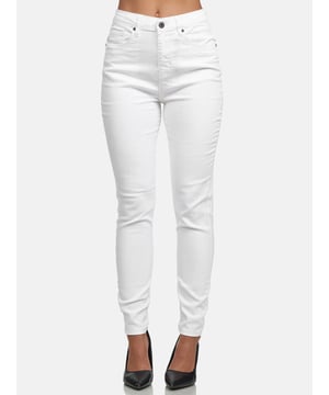 •Moderne & zeitlose Damen Jeanshose von Tazzio
•Verschluss: Reißverschluss (verdeckter Zip Fly)
•Hosentaschen: Eingrifftaschen, Coinpocket, Gesäßtaschen
•5-Pocket-Style
•Stretchanteil für eine optimale Passform
•Gürtelschlaufen
•Unifarben
•Hochwertiges Material & bequem zu tragen
•Ideale Damen Jeans das ganze Jahr

Passform
•Passform: Skinny Fit (High Waist)
•Länge: Knöchellang
•Leibhöhe: hoch

Material & Pflege
•Material Oberstoff: 97% Baumwolle, 3% Elasthan
•Materialkonstruktion: Denim/Jeans
•Elastizität: Leicht elastisch
•Pflegehinweise: Maschinenwäsche