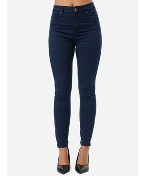 •Moderne & zeitlose Damen Jeanshose von Tazzio

•Passform: High Rise
•Verschluss: Reißverschluss
•5-Pocket Stil
•Stretchanteil für eine optimale Passform
•Knöpfe mit Logoprägung
•Hochwertiges Material & bequem zu tragen
•Ideale Damen Jeans das ganze Jahr