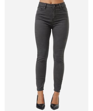 •Moderne & zeitlose Damen Jeanshose von Tazzio

•Passform: High Rise
•Verschluss: Reißverschluss
•5-Pocket Stil
•Stretchanteil für eine optimale Passform
•Knöpfe mit Logoprägung
•Hochwertiges Material & bequem zu tragen
•Ideale Damen Jeans das ganze Jahr