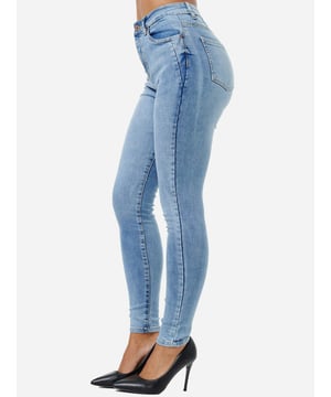 •Moderne & zeitlose Damen Jeanshose von Tazzio

•Verschluss: Reißverschluss (verdeckter Zip Fly)
•Hosentaschen: Eingrifftaschen, Coinpocket, Gesäßtaschen
•5-Pocket-Style
•Stretchanteil für eine optimale Passform
•Gürtelschlaufen
•Unifarben
•Ton-in-Ton-Nähte
•Hochwertiges Material & bequem zu tragen
•Ideale Damen Jeans das ganze Jahr

Passform
•Passform: Skinny Fit (High Waist)
•Länge: Knöchellang
•Leibhöhe: hoch

Material & Pflege
•Material Oberstoff: 68 % Baumwolle, 30 % Polyester, 2 % Elasthan
•Materialkonstruktion: Denim/Jeans
•Elastizität: Leicht elastisch
•Pflegehinweise: Maschinenwäsche