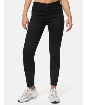 •Moderne & zeitlose Damen Skinny Fit Jeans von Tazzio

•Verschluss: Reißverschluss (verdeckter Zip Fly)
•Hosentaschen: Eingrifftaschen, Gesäßtaschen
•4-Pocket-Style
•Stretchanteil für eine optimale Passform
•Gürtelschlaufen
•Unifarben
•Ton-in-Ton-Nähte
•Hochwertiges Material & bequem zu tragen
•Ideale Damen Jeans das ganze Jahr

Passform
•Passform: Schmal
•Schnitt: Figurbetont
•Länge: Knöchellang
•Leibhöhe: Normal

Material & Pflege
•Material Oberstoff: 97% Baumwolle, 3% Elasthan
•Materialkonstruktion: Denim/Jeans
•Elastizität: Leicht elastisch
•Pflegehinweise: Maschinenwäsche