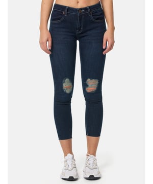 •Moderne & zeitlose Damen Skinny Fit Jeans von Tazzio

•Verschluss: Reißverschluss (verdeckter Zip Fly)
•Hosentaschen: Eingrifftaschen, Gesäßtaschen
•4-Pocket-Style
•Stretchanteil für eine optimale Passform
•Gürtelschlaufen
•Unifarben
•Ton-in-Ton-Nähte
•Hochwertiges Material & bequem zu tragen
•Ideale Damen Jeans das ganze Jahr

Passform
•Passform: Sehr eng
•Schnitt: Figurbetont
•Länge: 7/8 Länge
•Leibhöhe: Normal

Material & Pflege
•Material Oberstoff: 97% Baumwolle, 3% Elasthan
•Materialkonstruktion: Denim/Jeans
•Elastizität: Leicht elastisch
•Pflegehinweise: Maschinenwäsche