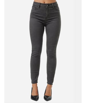•Moderne & zeitlose Damen Skinny Fit Jeans von Tazzio

•Verschluss: Reißverschluss (verdeckter Zip Fly)
•Hosentaschen: Eingrifftaschen, Gesäßtaschen
•5-Pocket-Style
•Stretchanteil für eine optimale Passform
•Gürtelschlaufen
•Unifarben
•Ton-in-Ton-Nähte
•Hochwertiges Material & bequem zu tragen
•Ideale Damen Jeans das ganze Jahr

Passform
•Passform: Sehr eng
•Schnitt: Figurbetont
•Länge: Knöchellang
•Leibhöhe: Hoch

Material & Pflege
•Material Oberstoff: 97% Baumwolle, 3% Elasthan
•Materialkonstruktion: Denim/Jeans
•Elastizität: Leicht elastisch
•Pflegehinweise: Maschinenwäsche
