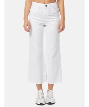 •Moderne & zeitlose Damen Flared Jeans von Tazzio

•Verschluss: Reißverschluss (verdeckter Zip Fly)
•Hosentaschen: Eingrifftaschen, Gesäßtaschen
•4-Pocket-Style
•Stretchanteil für eine optimale Passform
•Gürtelschlaufen
•Unifarben
•Ton-in-Ton-Nähte
•Hochwertiges Material & bequem zu tragen
•Ideale Damen Jeans das ganze Jahr

Passform
•Passform: Normal
•Schnitt: Ausgestellt
•Länge: 7/8 Länge
•Leibhöhe: Hoch

Material & Pflege
•Material Oberstoff: 97% Baumwolle, 3% Elasthan
•Materialkonstruktion: Denim/Jeans
•Elastizität: Leicht elastisch
•Pflegehinweise: Maschinenwäsche