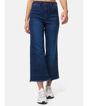 •Moderne & zeitlose Damen Flared Jeans von Tazzio

•Verschluss: Reißverschluss (verdeckter Zip Fly)
•Hosentaschen: Eingrifftaschen, Gesäßtaschen
•4-Pocket-Style
•Stretchanteil für eine optimale Passform
•Gürtelschlaufen
•Unifarben
•Ton-in-Ton-Nähte
•Hochwertiges Material & bequem zu tragen
•Ideale Damen Jeans das ganze Jahr

Passform
•Passform: Normal
•Schnitt: Ausgestellt
•Länge: 7/8 Länge
•Leibhöhe: Hoch

Material & Pflege
•Material Oberstoff: 97% Baumwolle, 3% Elasthan
•Materialkonstruktion: Denim/Jeans
•Elastizität: Leicht elastisch
•Pflegehinweise: Maschinenwäsche