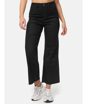 •Moderne & zeitlose Damen Flared Jeans von Tazzio

•Verschluss: Reißverschluss (verdeckter Zip Fly)
•Hosentaschen: Eingrifftaschen, Gesäßtaschen
•4-Pocket-Style
•Stretchanteil für eine optimale Passform
•Gürtelschlaufen
•Unifarben
•Ton-in-Ton-Nähte
•Hochwertiges Material & bequem zu tragen
•Ideale Damen Jeans das ganze Jahr

Passform
•Passform: Normal
•Schnitt: Ausgestellt
•Länge: 7/8 Länge
•Leibhöhe: Hoch

Material & Pflege
•Material Oberstoff: 97% Baumwolle, 3% Elasthan
•Materialkonstruktion: Denim/Jeans
•Elastizität: Leicht elastisch
•Pflegehinweise: Maschinenwäsche