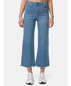 •Moderne & zeitlose Damen Flared Jeans von Tazzio

•Verschluss: Reißverschluss (verdeckter Zip Fly)
•Hosentaschen: Eingrifftaschen, Gesäßtaschen
•4-Pocket-Style
•Stretchanteil für eine optimale Passform
•Gürtelschlaufen
•Unifarben
•Ton-in-Ton-Nähte
•Hochwertiges Material & bequem zu tragen
•Ideale Damen Jeans das ganze Jahr

Passform
•Passform: Normal
•Schnitt: Ausgestellt
•Länge: 7/8 Länge
•Leibhöhe: Hoch

Material & Pflege
•Material Oberstoff: 97% Baumwolle, 3% Elasthan
•Materialkonstruktion: Denim/Jeans
•Elastizität: Leicht elastisch
•Pflegehinweise: Maschinenwäsche