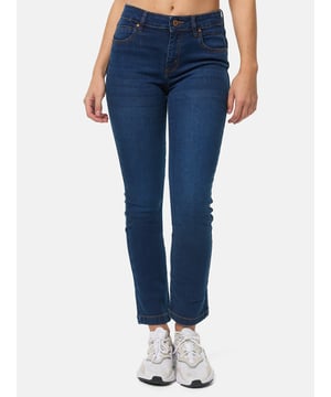 •Moderne & zeitlose Damen Straight Leg Jeans von Tazzio

•Verschluss: Reißverschluss (verdeckter Zip Fly)
•Hosentaschen: Eingrifftaschen, Gesäßtaschen
•4-Pocket-Style
•Stretchanteil für eine optimale Passform
•Gürtelschlaufen
•Unifarben
•Ton-in-Ton-Nähte
•Hochwertiges Material & bequem zu tragen
•Ideale Damen Jeans das ganze Jahr

Passform
•Passform: Schmal
•Schnitt: Figurbetont
•Länge: Knöchellang
•Leibhöhe: Normal

Material & Pflege
•Material Oberstoff: 97% Baumwolle, 3% Elasthan
•Materialkonstruktion: Denim/Jeans
•Elastizität: Leicht elastisch
•Pflegehinweise: Maschinenwäsche
