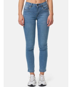 •Moderne & zeitlose Damen Straight Leg Jeans von Tazzio

•Verschluss: Reißverschluss (verdeckter Zip Fly)
•Hosentaschen: Eingrifftaschen, Gesäßtaschen
•4-Pocket-Style
•Stretchanteil für eine optimale Passform
•Gürtelschlaufen
•Unifarben
•Ton-in-Ton-Nähte
•Hochwertiges Material & bequem zu tragen
•Ideale Damen Jeans das ganze Jahr

Passform
•Passform: Schmal
•Schnitt: Figurbetont
•Länge: Knöchellang
•Leibhöhe: Normal

Material & Pflege
•Material Oberstoff: 97% Baumwolle, 3% Elasthan
•Materialkonstruktion: Denim/Jeans
•Elastizität: Leicht elastisch
•Pflegehinweise: Maschinenwäsche