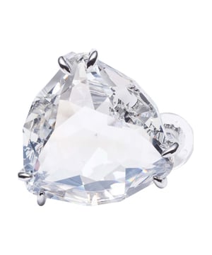El pendiente individual triangular cry Mesmera Swarovski 5600752 es un original pendiente de clip en cristal transparente con forma triangular.\nSe vende individualmente y su gran cristal tallado Trillion se roba el espectáculo.\n¡Se puede usar solo o combinado con otros diseños para obtener combinaciones caprichosas y divertidas!\nDiseñador: Giovanna Engelber\n Medidas: Dimensiones: 2,4x2,6 cm.\n Composición: Cristal, bañado en rodio\n Cuidados:\nEvite el contacto con cremas, perfumes y detergentes que puedan dañar el producto. Para mantener el brillo, le recomendamos limpiarlo solo con un paño suave.