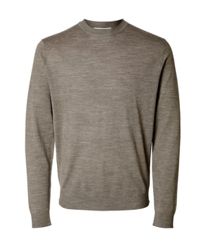 Der Strickpullover von SELECTED HOMME für Herren überzeugt durch seinen klaren, unifarbenen Look und einen klassischen Rundhalsausschnitt, während die normal geschnittene Passform, der feine Strick und die dezenten Rippbündchen an Ärmeln und Saum ihm eine moderne, zugleich zeitlose Ausstrahlung verleihen – als vielseitiges Basic lässt sich dieser Pullover aus angenehmer Materialmischung mühelos in unterschiedlichste Outfits integrieren und ist damit ein stilvoller Begleiter für jeden Tag.