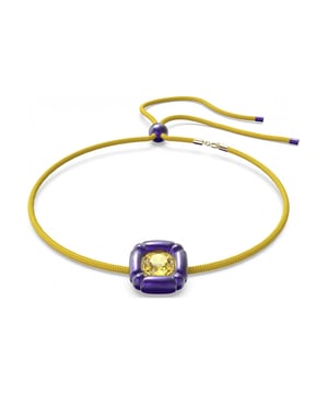 Un collar inspirado en el movimiento Pop Art, con un cristal de talla de precisión en un engaste brillante y moldeado, suspendido de una cuerda trenzada de color violeta-amarillo. Este collar forma parte de la familia Dulcis y ha sido diseñado por la directora creativa Giovanna Engelbert para la Collection II.\n Medidas: Longitud 38 cm\n Composición: Cristal Swarovski\n Cuidados:\nEvite el contacto con cremas, perfumes y detergentes que puedan dañar el producto. Para mantener el brillo, le recomendamos limpiarlo solo con un paño suave.