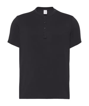 Dieses kurzärmelige Pyjama-Oberteil für Herren bringt stilvolle Lässigkeit in Ihre Abendroutine. Mit seiner normalen Passform sitzt es angenehm locker, ohne an Form zu verlieren. Der Henley-Ausschnitt mit Knopfleiste verleiht dem Shirt einen modernen, maskulinen Look. Ein fein gestickter Label-Schriftzug auf der Brust setzt einen dezenten Markenakzent. Das weiche Material schmiegt sich sanft an die Haut und lädt zum Entspannen ein. Perfekt für laue Sommernächte oder gemütliche Stunden auf dem Sofa. Leicht, atmungsaktiv und angenehm zu tragen – dieses Oberteil wird schnell zum Lieblingsstück. Es lässt sich ideal mit jeder Pyjamahose kombinieren. Funktion trifft Stil auf angenehm unaufdringliche Weise. Einfach reinschlüpfen und den Feierabend genießen.