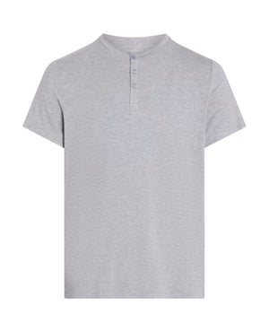 Dieses kurzärmelige Pyjama-Oberteil für Herren bringt stilvolle Lässigkeit in deine Abendroutine. Mit seiner normalen Passform sitzt es angenehm locker, ohne an Form zu verlieren. Der Henley-Ausschnitt mit Knopfleiste verleiht dem Shirt einen modernen, maskulinen Look. Ein fein gestickter Label-Schriftzug auf der Brust setzt einen dezenten Markenakzent. Das weiche Material schmiegt sich sanft an die Haut und lädt zum Entspannen ein. Perfekt für laue Sommernächte oder gemütliche Stunden auf dem Sofa. Leicht, atmungsaktiv und angenehm zu tragen – dieses Oberteil wird schnell zum Lieblingsstück. Es lässt sich ideal mit jeder Pyjamahose kombinieren. Funktion trifft Stil auf angenehm unaufdringliche Weise. Einfach reinschlüpfen und den Feierabend genießen.