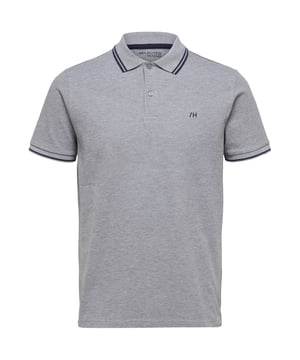Dieses Poloshirt bietet dir klassischen Stil mit einem modernen Twist. Die normale Passform mit bequemem Schnitt sorgt für ein angenehmes Tragegefühl – ideal für Alltag, Freizeit oder den entspannten Office-Look. Die kurzen Ärmel mit weiten Ausschnitten bieten dir zusätzliche Bewegungsfreiheit und ein luftiges Tragegefühl. Der klassische Polokragen mit 2er Knopfleiste bringt Struktur in deinen Look. Kontrastreifen an Kragen und Ärmeln setzen sportlich-elegante Akzente. Eine dezente Stickerei auf der Brust verleiht dem Shirt einen hochwertigen Touch. Der zeitlose Schnitt lässt sich vielseitig kombinieren – ob mit Jeans, Shorts oder Chinos. Das Material trägt sich angenehm und macht das Shirt zum zuverlässigen Begleiter bei wärmeren Temperaturen. Mit diesem Poloshirt bist du immer stilvoll und bequem unterwegs. Ein Must-have für deine Sommergarderobe.