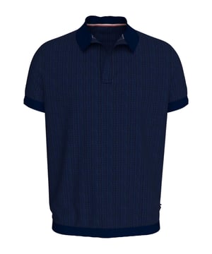 Dieses Herren-Strick-Poloshirt vereint klassische Eleganz mit lässigem Komfort – perfekt für stilbewusste Looks. Der feine Polokragen und der V-Ausschnitt sorgen für einen modernen, maskulinen Auftritt. Kragen, Ärmelabschlüsse und Saum sind in markanter Rippstrickoptik gehalten und setzen dezente Akzente. Dank Regular Fit sitzt das Shirt angenehm locker, ohne an Form zu verlieren. Das weiche, atmungsaktive Material sorgt für ein rundum komfortables Tragegefühl – ob im Büro oder in der Freizeit. Die hochwertige Strickstruktur verleiht dem Shirt eine edle Haptik und unterstreicht den gepflegten Look. Vielseitig kombinierbar – passt zu Jeans genauso gut wie zur Chino. Der Materialmix bietet Formstabilität und hält auch nach häufigem Tragen seine Passform. Ein echtes Highlight für Männer mit Stilgefühl. Für alle, die Eleganz ganz selbstverständlich tragen möchten.