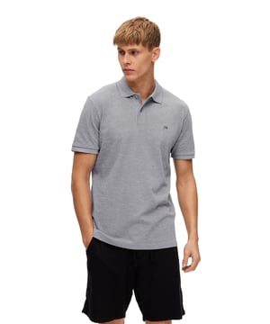 Dieses Poloshirt kombiniert klassischen Look mit sportlichem Design und sorgt für einen stilvollen Auftritt. Die normale Passform mit bequemem Schnitt bietet dir hohen Tragekomfort, ohne auf eine moderne Silhouette zu verzichten. Die kurzen Ärmel mit körpernahen Ausschnitten und breiten Bündchen betonen deinen Oberarm und sorgen für einen sportlichen Sitz. Der klassische Polokragen mit 2er Knopfleiste verleiht dem Shirt einen eleganten Touch. Eine dezente Stickerei auf der Brust setzt einen markanten Akzent. Das hochwertige Material liegt angenehm auf der Haut und eignet sich ideal für Alltag, Freizeit oder Büro. Dank seiner klaren Linien lässt sich das Shirt vielseitig kombinieren – ob mit Jeans, Shorts oder Chinos. Die durchdachten Details machen es zu einem vielseitigen Begleiter mit Stil. Perfekt für alle, die Wert auf Komfort und einen gepflegten Look legen. Dieses Poloshirt gehört in jede gut sortierte Herrengarderobe.