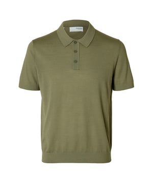 Dieses unifarbene Herren-Shirt von SELECTED HOMME vereint klassischen Stil mit moderner Schlichtheit: Der Polokragen und die kurze Knopfleiste verleihen dem normal geschnittenen Feinstrick-Basic eine gepflegte Note, während die kurzen Ärmel und das reduzierte Design es zu einem vielseitig kombinierbaren Begleiter für jeden Tag machen – ein Shirt, das mit klarer Linie und dezentem Charakter überzeugt.