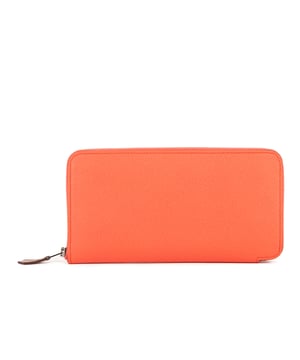 Hermès Accesorios Azap Silk'in Wallet  Cartera en Naranja Piel de becerro y Oro hardware. El producto está en en Perfectas Condiciones (AA).
  20x11x2 cm 
  Accesorios incluidos: Box
    
  BrandCo Paris encuentra artículos raros y en las mejores condiciones a precios increíbles. ¡Vale la pena tener paciencia! Compra con confianza: todos los artículos de BrandCo Paris son seleccionados y autenticados cuidadosamente por nuestro equipo de expertos.
  Todos los artículos vienen con un certificado de autenticidad y un embalaje entregado por BrandCo Paris.
  Tabla de clasificación de la condición del artículo
  N (como nuevo)
  AA (perfecto estado)
  A (excelente estado)
  AB (muy buen estado)
  B (bueno/regular)
