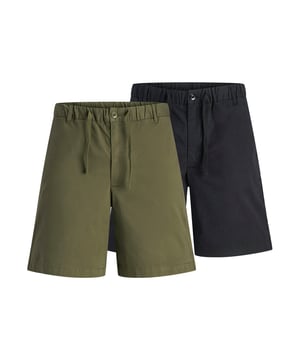 De Jack & Jones heren shorts zijn de ideale keuze voor warme dagen en casual outfits. In een Regular Fit bieden ze een comfortabele pasvorm die zich aanpast met riemlussen en een flexibele koord. De praktische knoop- en ritssluiting zorgt voor een veilige pasvorm en maakt deze shorts tot een praktische partner voor dagelijkse avonturen. Gemaakt van hoogwaardige materialen, garanderen ze een hoog draagcomfort en een lange levensduur. Verkrijgbaar in een 2-pack, zijn deze shorts veelzijdig te combineren en passen ze perfect in een zomergarderobe. Of je nu op het strand bent of in de stad – met deze shorts ben je altijd goed gekleed!