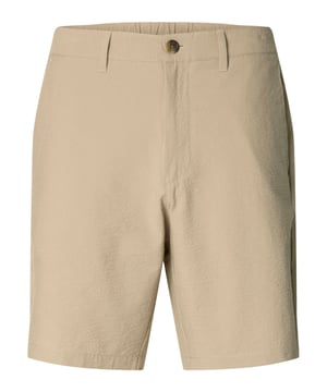Diese Seersucker-Shorts für Herren vereinen klassischen Stil mit sommerlicher Leichtigkeit. Der strukturierte Seersucker-Stoff sorgt für ein angenehmes Tragegefühl und ein luftiges Hautklima. Mit ihrer normalen Passform und der mittleren Taillenhöhe bieten die Shorts einen bequemen Sitz. Der Verschluss aus Reißverschluss und Knopf garantiert einfaches An- und Ausziehen. Zwei seitliche Eingrifftaschen bieten Platz für kleine Essentials. Gürtelschlaufen ermöglichen individuelle Stylingoptionen mit oder ohne Gürtel. Die oberschenkellange Länge sorgt für eine moderne Silhouette. Ideal für warme Tage – ob in der Freizeit, im Urlaub oder beim Stadtbummel. Der lässige Look passt perfekt zu T-Shirt, Poloshirt oder Hemd. Ein vielseitiges Must-have für die Sommergarderobe.