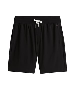 Diese Herren-Lounge-Shorts sind der perfekte Mix aus Komfort und Stil. Der Regular Fit sorgt für eine bequeme Passform, die weder zu eng noch zu weit sitzt. Mit dem Tunnelzug im Bund lässt sich die Weite individuell regulieren – für maximalen Wohlfühlfaktor. Seitliche Eingrifftaschen bieten praktischen Stauraum für Handy, Schlüssel oder einfach entspannte Hände. Die feine Logo-Stickerei an der Hüfte setzt einen dezenten, sportlichen Akzent. Das weiche Material fühlt sich angenehm auf der Haut an und begleitet dich durch entspannte Stunden. Ideal für Zuhause, den Garten oder den schnellen Gang zum Bäcker. Der cleane Look lässt sich vielseitig kombinieren – ob mit T-Shirt, Tanktop oder Hoodie. Bewegungsfreiheit trifft auf lässige Optik. Ein Must-have für Männer, die Wert auf entspannte Qualität legen.