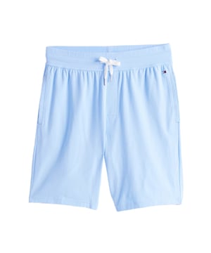Diese Herren-Lounge-Shorts sind der perfekte Mix aus Komfort und Stil. Der Regular Fit sorgt für eine bequeme Passform, die weder zu eng noch zu weit sitzt. Mit dem Tunnelzug im Bund lässt sich die Weite individuell regulieren – für maximalen Wohlfühlfaktor. Seitliche Eingrifftaschen bieten praktischen Stauraum für Handy, Schlüssel oder einfach entspannte Hände. Die feine Logo-Stickerei an der Hüfte setzt einen dezenten, sportlichen Akzent. Das weiche Material fühlt sich angenehm auf der Haut an und begleitet dich durch entspannte Stunden. Ideal für Zuhause, den Garten oder den schnellen Gang zum Bäcker. Der cleane Look lässt sich vielseitig kombinieren – ob mit T-Shirt, Tanktop oder Hoodie. Bewegungsfreiheit trifft auf lässige Optik. Ein Must-have für Männer, die Wert auf entspannte Qualität legen.