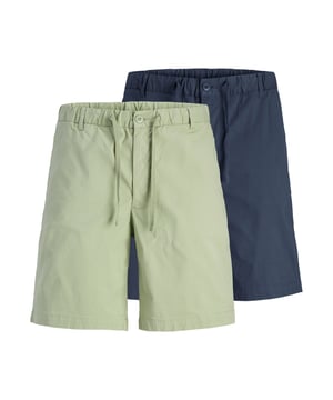 Die Jack & Jones Herren-Shorts sind die ideale Wahl für warme Tage und lässige Outfits. Im Regular Fit bieten sie eine bequeme Passform, die sich mit Gürtelschlaufen und einem flexiblen Kordelzug individuell anpassen lässt. Der praktische Knopf- und Reißverschluss sorgt für sicheren Halt und macht diese Shorts zu einem unkomplizierten Begleiter für den Alltag. Hergestellt aus hochwertigen Materialien, garantieren sie hohen Tragekomfort und eine langlebige Qualität. Im 2er-Pack erhältlich, sind diese Shorts vielseitig kombinierbar und passen perfekt in eine sommerliche Garderobe. Egal, ob am Strand oder in der Stadt – mit diesen Shorts sind Sie immer gut angezogen!