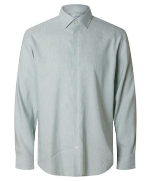 Dieses Herrenhemd verbindet klassische Eleganz mit modernem Komfort. Der markante Haifisch-Kragen verleiht deinem Look eine stilvolle Note – perfekt für Business oder besondere Anlässe. Mit seiner normalen Passform sitzt das Hemd bequem und lässt dir ausreichend Bewegungsfreiheit. Die durchgehende Knopfleiste sorgt für ein unkompliziertes An- und Ausziehen. Verstellbare 2-Knopf-Manschetten und eine lange Ärmelöffnung mit zusätzlichem Knopf garantieren optimalen Sitz. Das hochwertige Material bietet dir ein angenehmes Tragegefühl den ganzen Tag über. Ob unter dem Sakko oder solo getragen – dieses Hemd macht stets eine gute Figur. Ideal kombinierbar mit Jeans, Chinos oder Anzughose. Ein vielseitiges Essential für deine Garderobe. Stilbewusst, komfortabel und zeitlos.