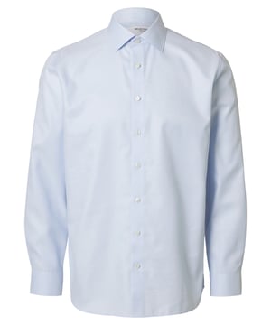 Dieses Herrenhemd verbindet klassische Eleganz mit modernem Komfort. Der markante Haifischkragen verleiht deinem Look eine stilvolle Note – perfekt für Business oder besondere Anlässe. Mit seiner normalen Passform sitzt das Hemd bequem und lässt dir ausreichend Bewegungsfreiheit. Die durchgehende Knopfleiste sorgt für ein unkompliziertes An- und Ausziehen. Verstellbare 2-Knopf-Manschetten und eine lange Ärmelöffnung mit zusätzlichem Knopf garantieren optimalen Sitz. Das hochwertige Material bietet dir ein angenehmes Tragegefühl den ganzen Tag über. Ob unter dem Sakko oder solo getragen – dieses Hemd macht stets eine gute Figur. Ideal kombinierbar mit Jeans, Chinos oder Anzughose. Ein vielseitiges Essential für deine Garderobe. Stilbewusst, komfortabel und zeitlos.
