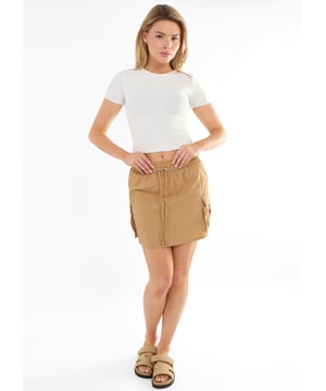 Update je garderobe met deze stijlvolle en comfortabele Taupe Drawstring Parachute Mini Cargo Skirt. Het veelzijdige ontwerp heeft een taille met trekkoord en cargozakken, waardoor het perfect is om elke dag casual te dragen. Voeg dit stuk toe aan je collectie voor een trendy en moeiteloze look.