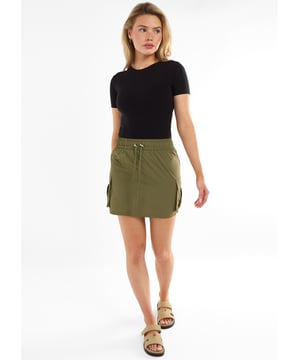 Deze stijlvolle mini-vrachtrok heeft een kaki kleur en een koord in de taille voor een comfortabele en casual look. Deze rok is perfect voor elke gelegenheid en is zowel stijlvol als functioneel met zijn cargozakken. Upgrade je garderobe met dit must-have stuk!