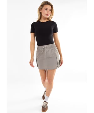 Elegante y cómoda sin esfuerzo, nuestra minifalda cargo de paracaídas con cordón gris es imprescindible en cualquier armario. El diseño con cordón y la longitud mini añaden un toque moderno, mientras que los bolsillos cargo aportan practicidad. Perfecta para un look informal pero elegante.