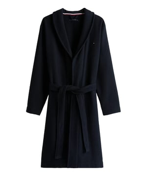 Dieser Herren-Bademantel überzeugt mit stilvoller Waffelstruktur und angenehm zu tragendem Gefühl. Der klassische Schalkragen verleiht ihm eine elegante Note und lädt zum Einkuscheln ein. Mit dem Bindegürtel lässt sich die Passform individuell anpassen – ganz nach deinem Komfort. Zwei aufgesetzte Taschen vorne bieten Platz für kleine Essentials oder einfach warme Hände. Leicht überschnittene Schultern sorgen für eine entspannte Silhouette und zusätzliche Bewegungsfreiheit. Das Label-Necktape im Nackenbereich unterstreicht die hochwertige Verarbeitung. Eine dezente Logo-Stickerei auf der Brust setzt ein geschmackvolles Markenstatement. Der Stoff ist leicht, aber dennoch wärmend – ideal für gemütliche Morgen oder entspannte Abende. Ob nach der Dusche oder beim Frühstück auf dem Balkon, dieser Bademantel macht jede Auszeit noch angenehmer. Für Männer, die sich stilvoll entspannen wollen.