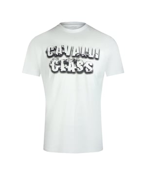Verrijk je casual garderobe met het Cavalli Class Smoke Bold Logo Off White T-shirt. Dit heren-T-shirt is gemaakt van 100% premium katoen en biedt uitzonderlijk comfort en ademend vermogen, perfect om de hele dag te dragen. De off white tint biedt een veelzijdige basis, terwijl het opvallende Cavalli Class-logo een opvallende, modieuze touch geeft. Gemaakt in Bangladesh met aandacht voor kwaliteit, combineert dit T-shirt moeiteloos stijl en duurzaamheid. Ideaal om te combineren met een jeans of als laagje onder een jasje. Het is een must-have die luxe en dagelijks gemak naadloos combineert. Upgrade je look vandaag nog met deze opvallende essential