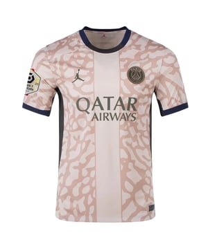 Verbeter je spel met het Nike PSG 23-24 voetbalshirt, gemaakt van 100% polyester voor lichtgewicht comfort en duurzaamheid. Met het iconische Air Jordan-logo op de rechterborst en het Paris Saint-Germain-embleem op de linkerborst, toont dit shirt je steun voor de legendarische club op stijlvolle wijze. Het shirt heeft een elastische kraag en manchetten voor een nauwsluitende pasvorm die met je meebeweegt op het veld. Dit bruin-beige shirt, gemaakt in Thailand, combineert premium kwaliteit met een strakke, moderne look - perfect voor fans en atleten die op zoek zijn naar prestaties en flair. 100% polyester