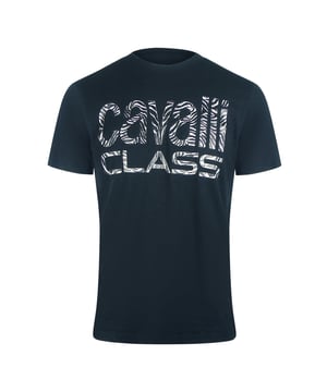 Verrijk je casual garderobe met het Cavalli Class Bold Zebra Print Navy Blue T-shirt. Dit heren-T-shirt is gemaakt van 100% premium katoen en biedt uitzonderlijk comfort en ademend vermogen, perfect om de hele dag te dragen. De opvallende zebraprint geeft je look een gedurfde, modieuze touch, waardoor het ideaal is voor wie moeiteloos wil opvallen. Gemaakt in Bangladesh met aandacht voor kwaliteit, combineert dit marineblauwe T-shirt stijl met duurzaamheid, waardoor het seizoen na seizoen een onmisbaar item in je collectie blijft. Omarm durf en comfort met dit onderscheidende item van Cavalli Class