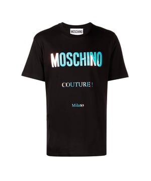 Elevate your wardrobe with the Moschino Couture Milano Reflective Logo Black T-Shirt, a perfect blend of luxury and street style. Crafted with premium materials, this sleek black tee features a striking reflective logo that catches the light, adding a bold, modern edge to your look. Ideal for day-to-night wear, it offers both comfort and standout style, making it a versatile addition to any fashion-forward collection. Experience the iconic Moschino quality and make a confident statement wherever you go. Made in Portugal, 100% Cotton