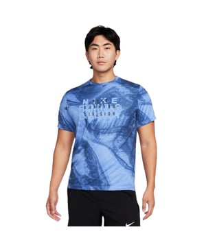 Verbeter je hardloopervaring met de Nike Ombre Blue Running Top, gemaakt van 100% polyester voor lichtgewicht comfort en duurzaamheid. Dit blauwe T-shirt voor heren, ontworpen in Vietnam, heeft een elastische kraag en manchetten voor een stevige, flexibele pasvorm die met je meebeweegt. Het opvallende, extra grote Nike Running Division-logo op de voorkant maakt een opvallende indruk, terwijl de iconische Nike Swoosh op de linkermouw een vleugje authentieke stijl toevoegt. Perfect voor atleten die op zoek zijn naar prestaties en een opvallend design. Deze top combineert ademend vermogen met een strakke look om je kilometer na kilometer gemotiveerd te houden