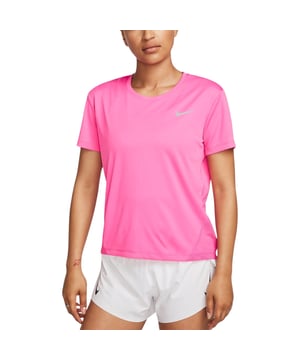 Erleben Sie Komfort und Style mit dem Nike Kurzarm-Laufoberteil in Pink, das speziell für Frauen entwickelt wurde, die Wert auf Leistung und Mode legen. Dieses leichte Oberteil aus 100 % Polyester mit Nike Dri-FIT-Technologie sorgt beim Training für trockenen Tragekomfort. Die elastischen Bündchen und der Kragen sorgen für einen sicheren Sitz, während das silberne Nike Swoosh-Logo auf der linken Brust einen eleganten, sportlichen Touch verleiht. Dieses leuchtend pinke Laufoberteil wurde in Vietnam mit viel Liebe zum Detail gefertigt und ist perfekt für Ihren aktiven Lebensstil. Es hilft Ihnen, bei jedem Schritt motiviert und selbstbewusst zu bleiben