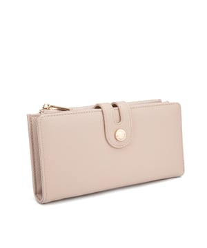 Cartera de mujer. El cierre es con botón magnético. Los bolsillos internos son tarjeteros y porta billetes. Los bolsillos externos están ausentes. Falta la correa para el hombro. Falta el mango. Hay un compartimento interno. El material exterior es Cuero Vegano/Pu. Internamente no está forrado. Medidas: 9,5x19x3 cm. Producto de moda